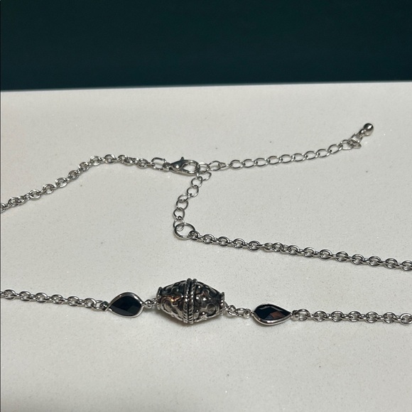 Jewelry - Elegant Silver Pendant Necklace